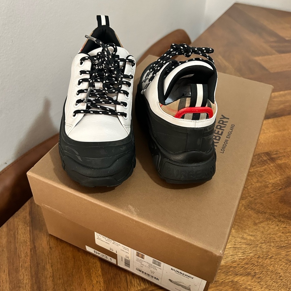Burberry Kids Black and White Lace-Up Sneakers Size 31 EU